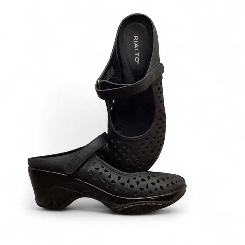 This shoes are in very good condition very clean.